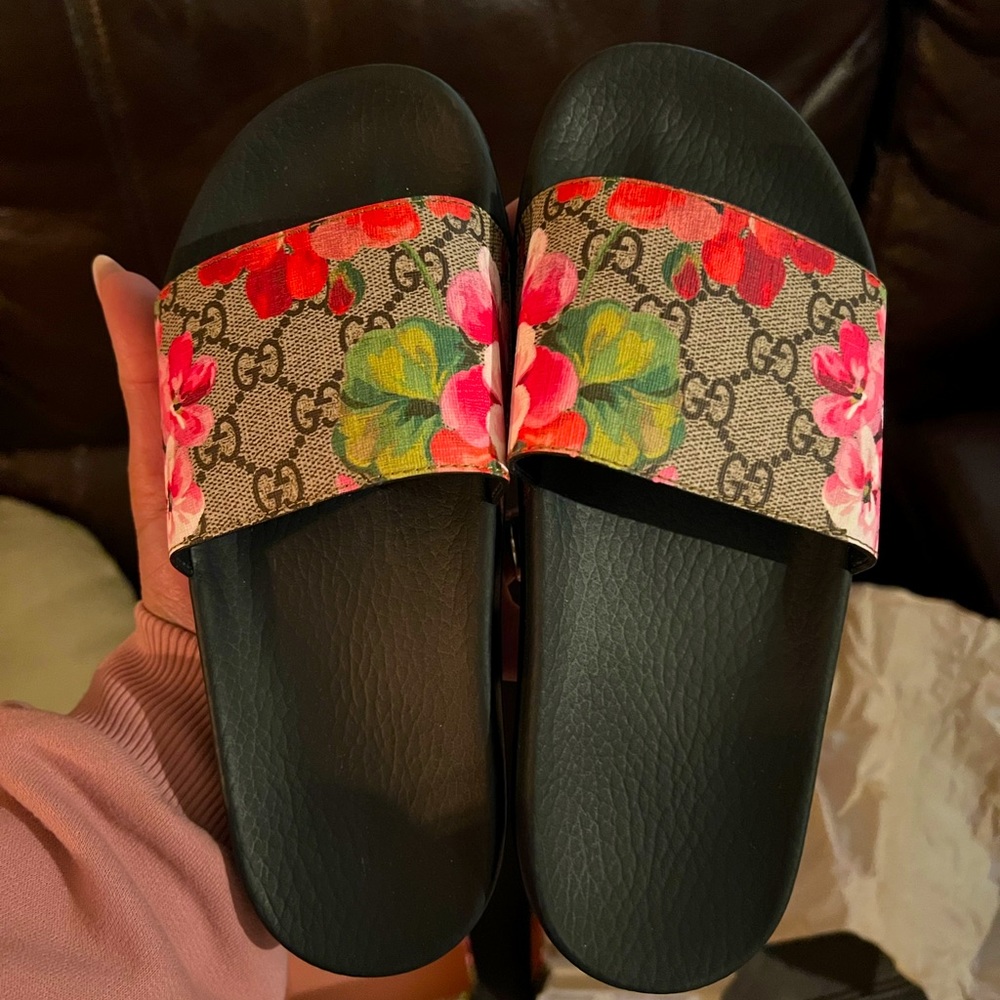 Woman’s Gucci sandals size 6